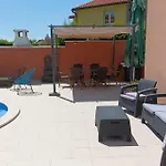 Apartamento Cozy In With Outdoor Swimming Pool
